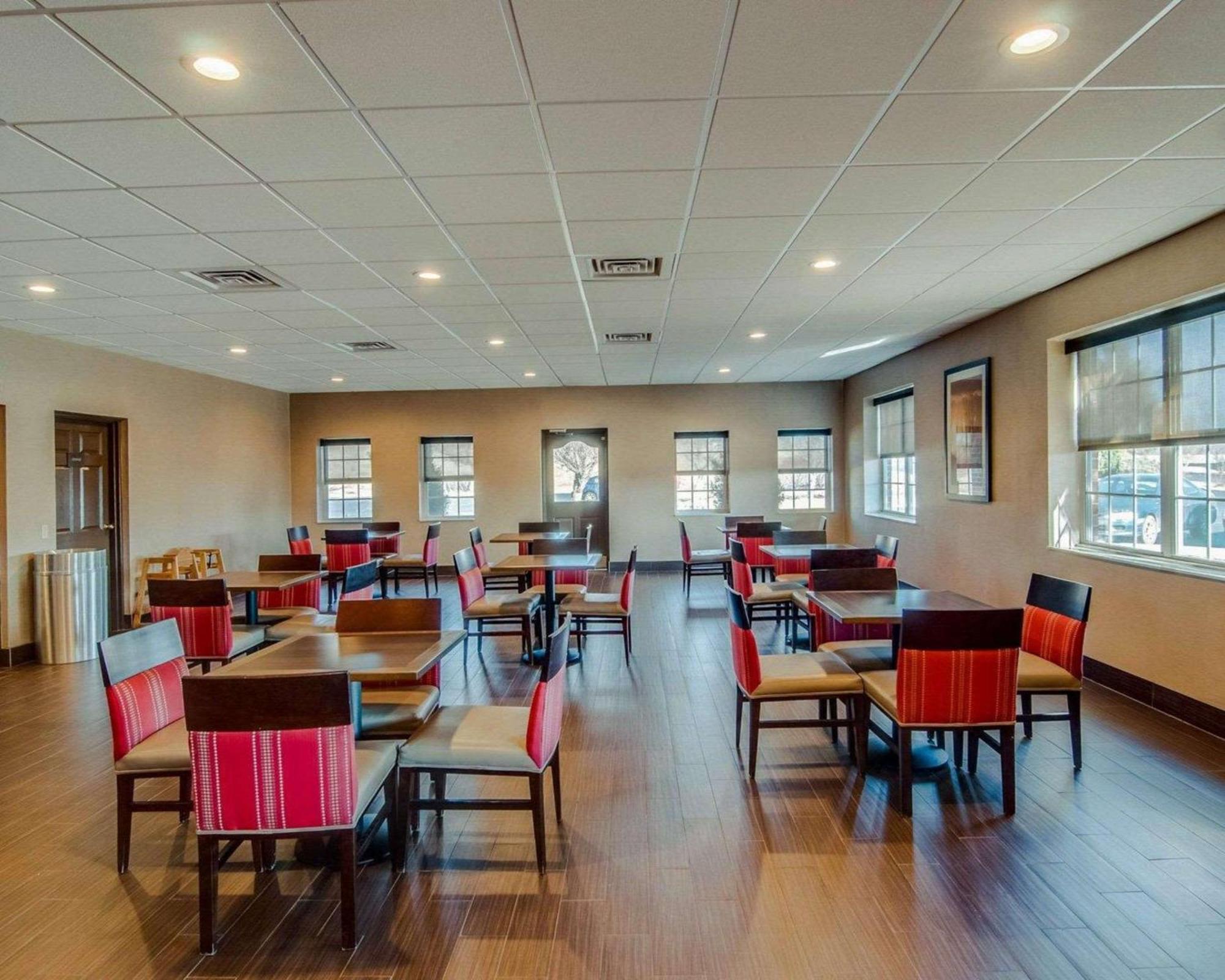 Comfort Inn & Suites Raphine - Lexington Near I-81 And I-64 Bagian luar foto